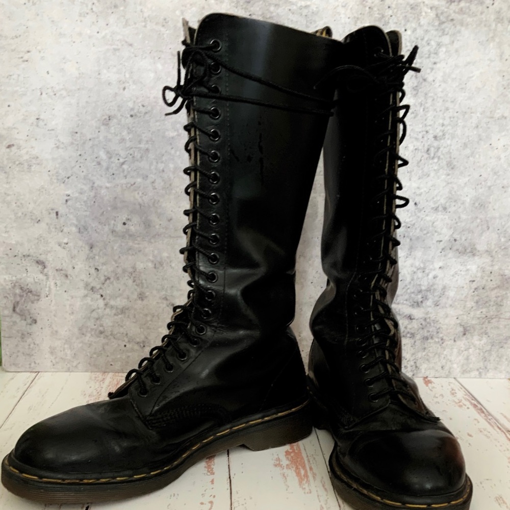 Dr. Martens Vintage Triumph Boots